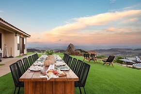 Colina by Avantstay Secluded Mountain Top Oasis w Pool Hot Tub Putting