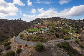 Colina by Avantstay Secluded Mountain Top Oasis w Pool Hot Tub Putting