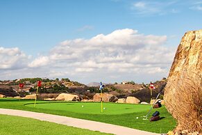 Colina by Avantstay Secluded Mountain Top Oasis w Pool Hot Tub Putting