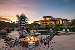 Colina by Avantstay Secluded Mountain Top Oasis w Pool Hot Tub Putting