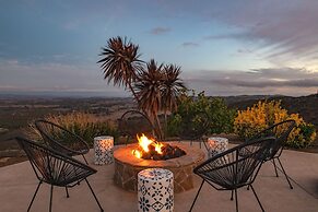 Colina by Avantstay Secluded Mountain Top Oasis w Pool Hot Tub Putting