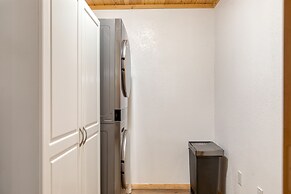 Forest Road by Avantstay Group Cabin w Hot Tub Minutes to the Lake