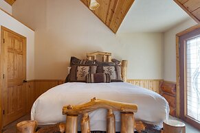 Forest Road by Avantstay Group Cabin w Hot Tub Minutes to the Lake