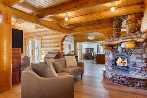 Forest Road by Avantstay Group Cabin w Hot Tub Minutes to the Lake