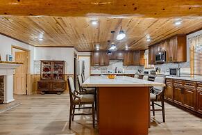 Forest Road by Avantstay Group Cabin w Hot Tub Minutes to the Lake
