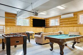 Forest Road by Avantstay Group Cabin w Hot Tub Minutes to the Lake