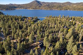 Forest Road by Avantstay Group Cabin w Hot Tub Minutes to the Lake