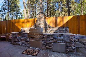 Forest Road by Avantstay Group Cabin w Hot Tub Minutes to the Lake