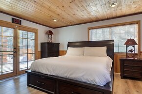 Forest Road by Avantstay Group Cabin w Hot Tub Minutes to the Lake