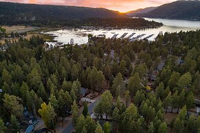 Forest Road by Avantstay Group Cabin w Hot Tub Minutes to the Lake