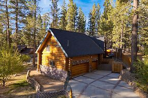 Forest Road by Avantstay Group Cabin w Hot Tub Minutes to the Lake
