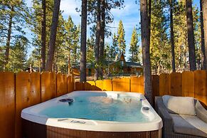 Forest Road by Avantstay Group Cabin w Hot Tub Minutes to the Lake
