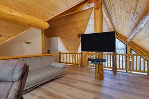 Forest Road by Avantstay Group Cabin w Hot Tub Minutes to the Lake