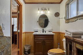 Forest Road by Avantstay Group Cabin w Hot Tub Minutes to the Lake