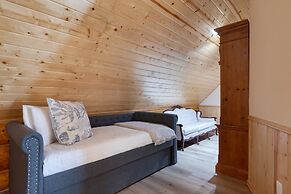 Forest Road by Avantstay Group Cabin w Hot Tub Minutes to the Lake