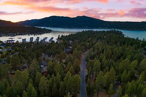 Forest Road by Avantstay Group Cabin w Hot Tub Minutes to the Lake