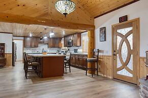 Forest Road by Avantstay Group Cabin w Hot Tub Minutes to the Lake