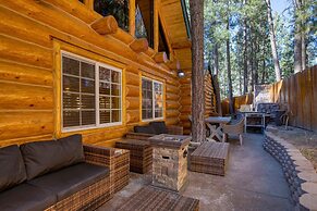 Forest Road by Avantstay Group Cabin w Hot Tub Minutes to the Lake