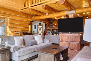 Forest Road by Avantstay Group Cabin w Hot Tub Minutes to the Lake