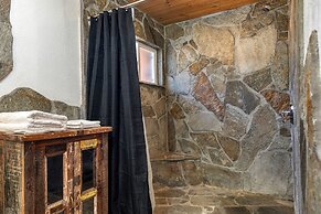 Forest Road by Avantstay Group Cabin w Hot Tub Minutes to the Lake