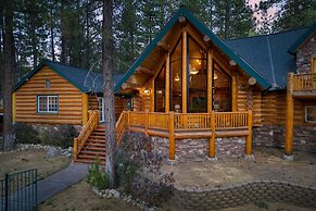 Forest Road by Avantstay Group Cabin w Hot Tub Minutes to the Lake