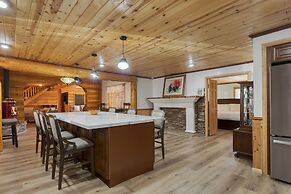 Forest Road by Avantstay Group Cabin w Hot Tub Minutes to the Lake