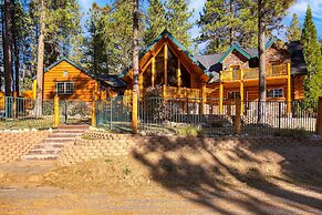 Forest Road by Avantstay Group Cabin w Hot Tub Minutes to the Lake