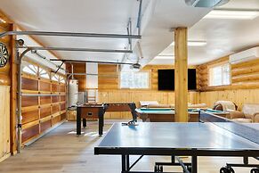 Forest Road by Avantstay Group Cabin w Hot Tub Minutes to the Lake