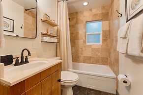 Westlake Cabin by Avantstay Hot Tub Near Skiing Walk to Restaurants La