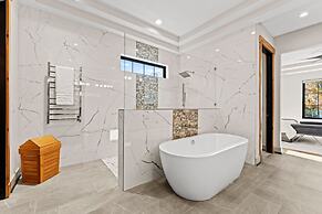 The Grand on Greenbay-7 Bedrooms Sleeps 21 Modern new Build