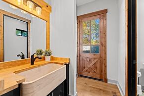 The Grand on Greenbay-7 Bedrooms Sleeps 21 Modern new Build