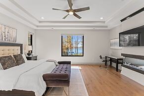 The Grand on Greenbay-7 Bedrooms Sleeps 21 Modern new Build