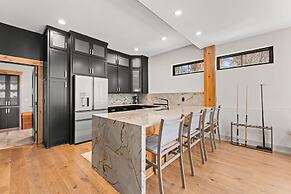 The Grand on Greenbay-7 Bedrooms Sleeps 21 Modern new Build