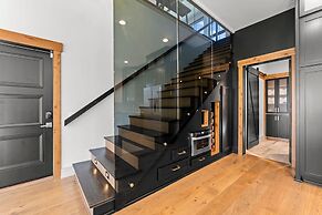 The Grand on Greenbay-7 Bedrooms Sleeps 21 Modern new Build