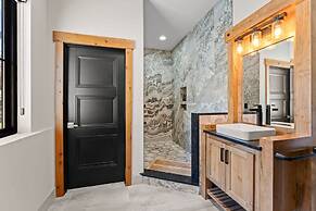 The Grand on Greenbay-7 Bedrooms Sleeps 21 Modern new Build