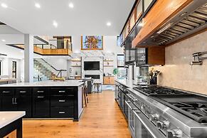 The Grand on Greenbay-7 Bedrooms Sleeps 21 Modern new Build