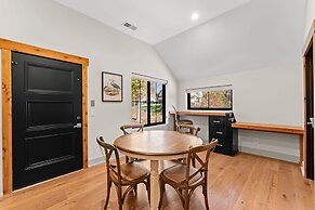 The Grand on Greenbay-7 Bedrooms Sleeps 21 Modern new Build