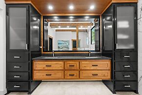 The Grand on Greenbay-7 Bedrooms Sleeps 21 Modern new Build