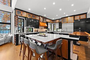 The Grand on Greenbay-7 Bedrooms Sleeps 21 Modern new Build