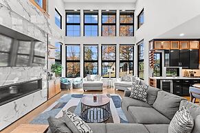 The Grand on Greenbay-7 Bedrooms Sleeps 21 Modern new Build