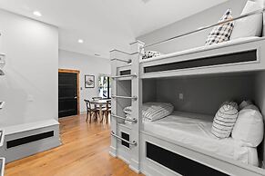 The Grand on Greenbay-7 Bedrooms Sleeps 21 Modern new Build