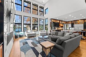 The Grand on Greenbay-7 Bedrooms Sleeps 21 Modern new Build