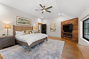 The Grand on Greenbay-7 Bedrooms Sleeps 21 Modern new Build