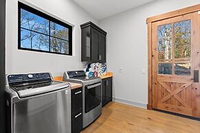 The Grand on Greenbay-7 Bedrooms Sleeps 21 Modern new Build