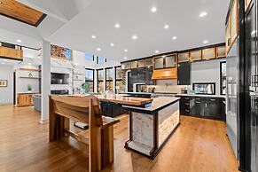 The Grand on Greenbay-7 Bedrooms Sleeps 21 Modern new Build