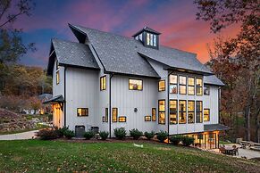 The Grand on Greenbay-7 Bedrooms Sleeps 21 Modern new Build