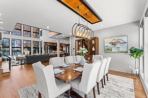 The Grand on Greenbay-7 Bedrooms Sleeps 21 Modern new Build