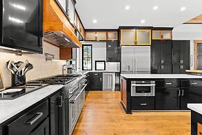 The Grand on Greenbay-7 Bedrooms Sleeps 21 Modern new Build