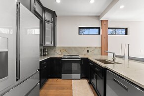 The Grand on Greenbay-7 Bedrooms Sleeps 21 Modern new Build