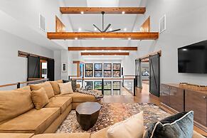 The Grand on Greenbay-7 Bedrooms Sleeps 21 Modern new Build